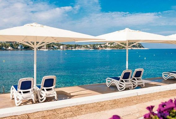 Sonnenliegen direkt am Meer